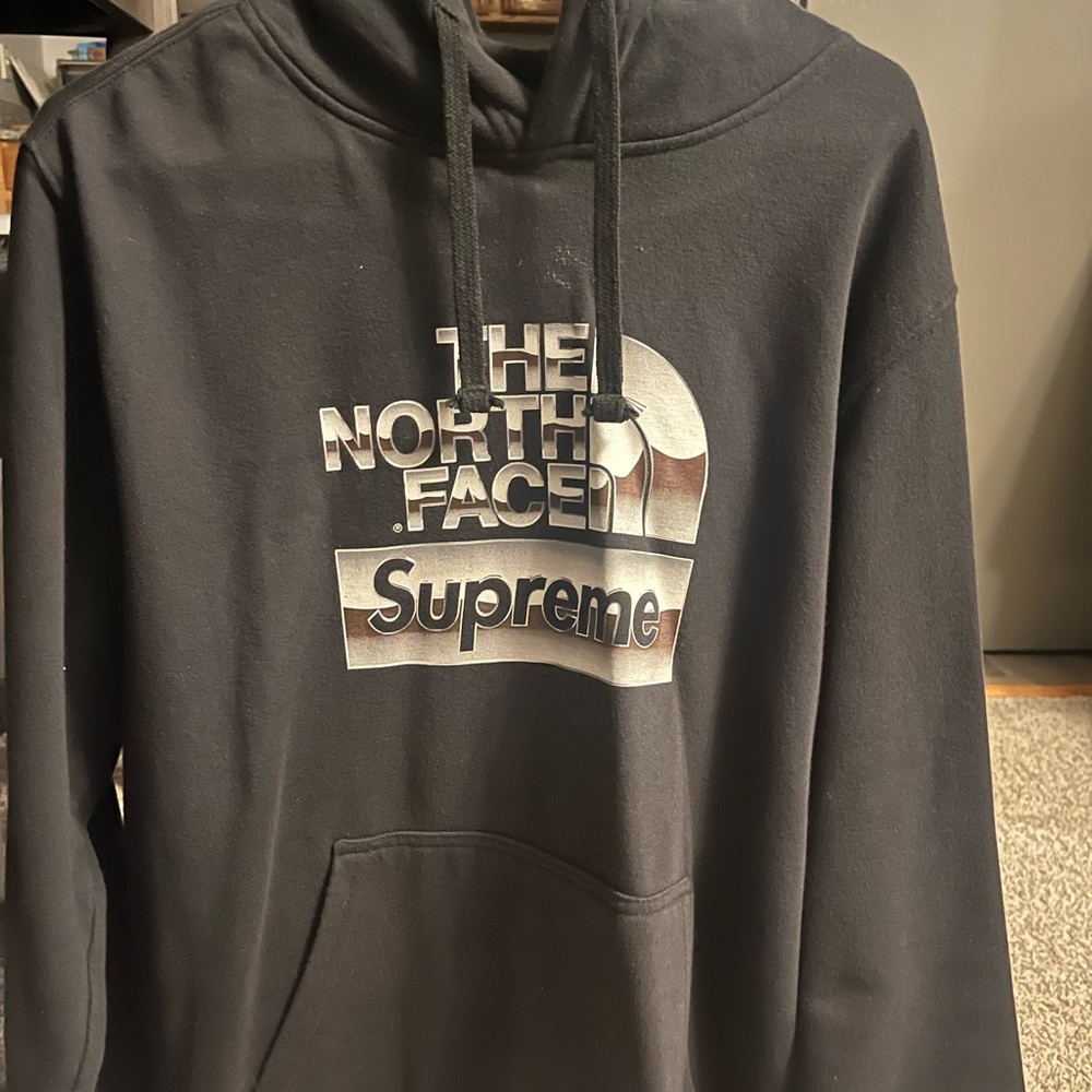 The north face Supreme hoodie men’s authentic size large